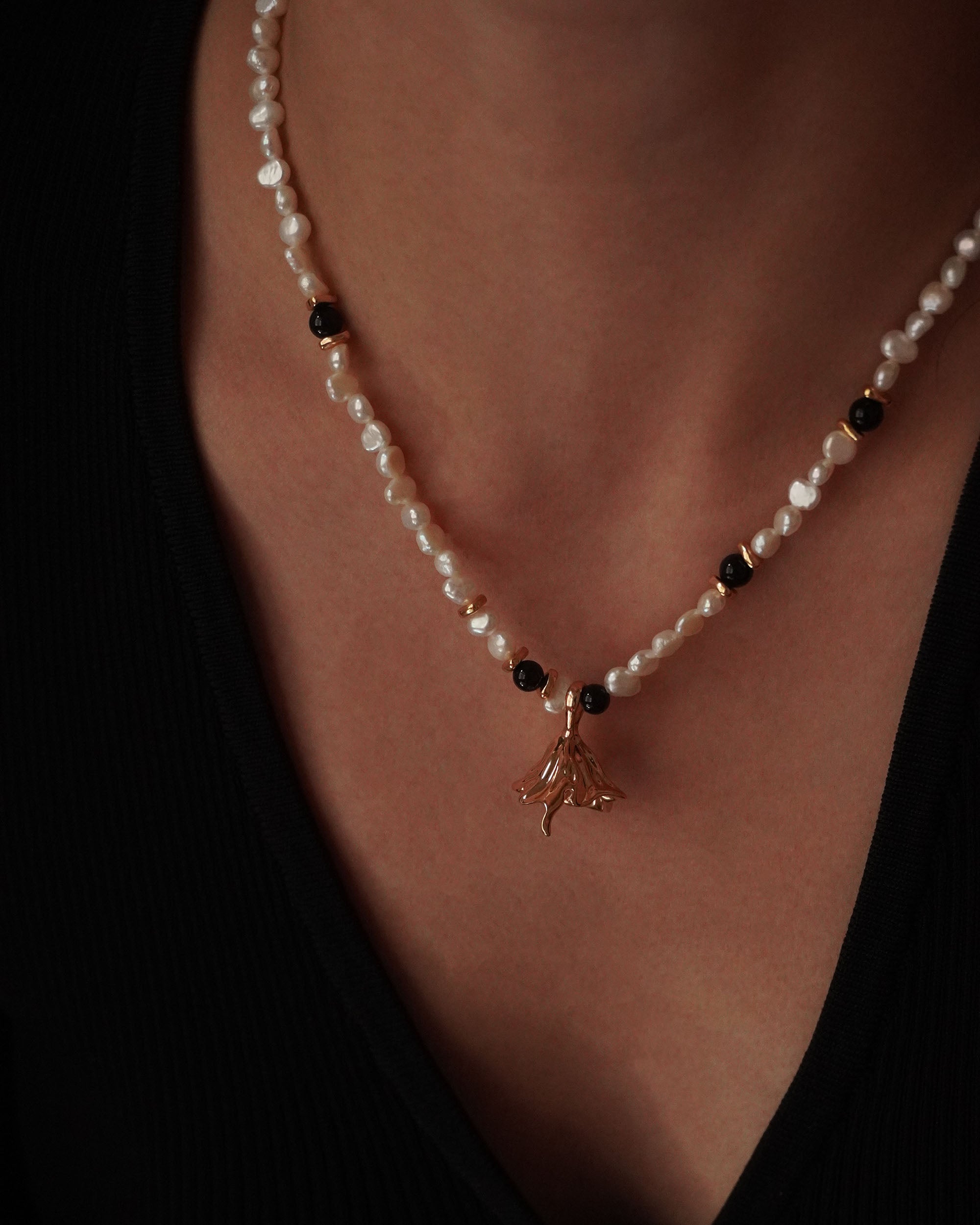 Victoria Onyx Pearls Necklace - Gold