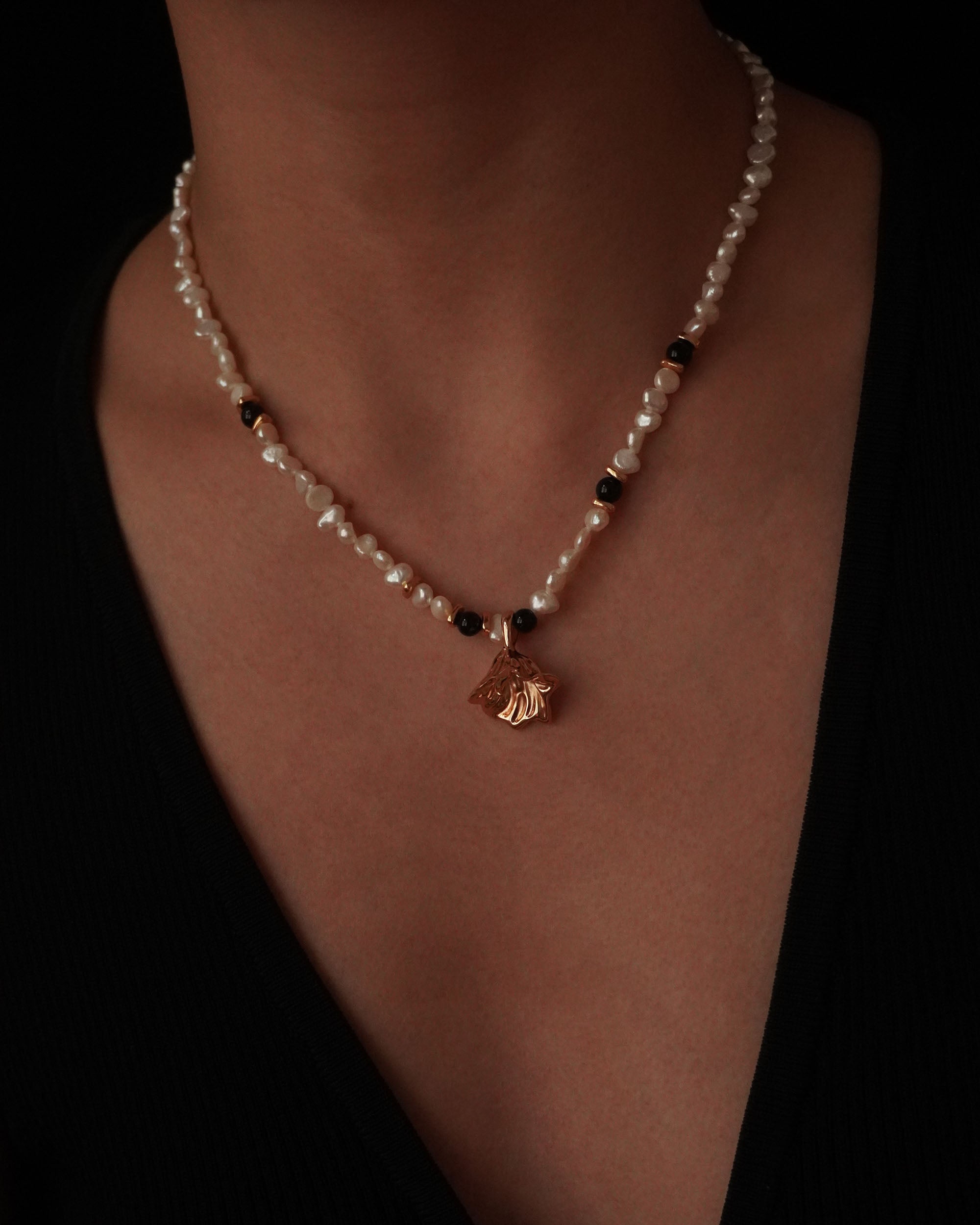 Victoria Onyx Pearls Necklace - Gold