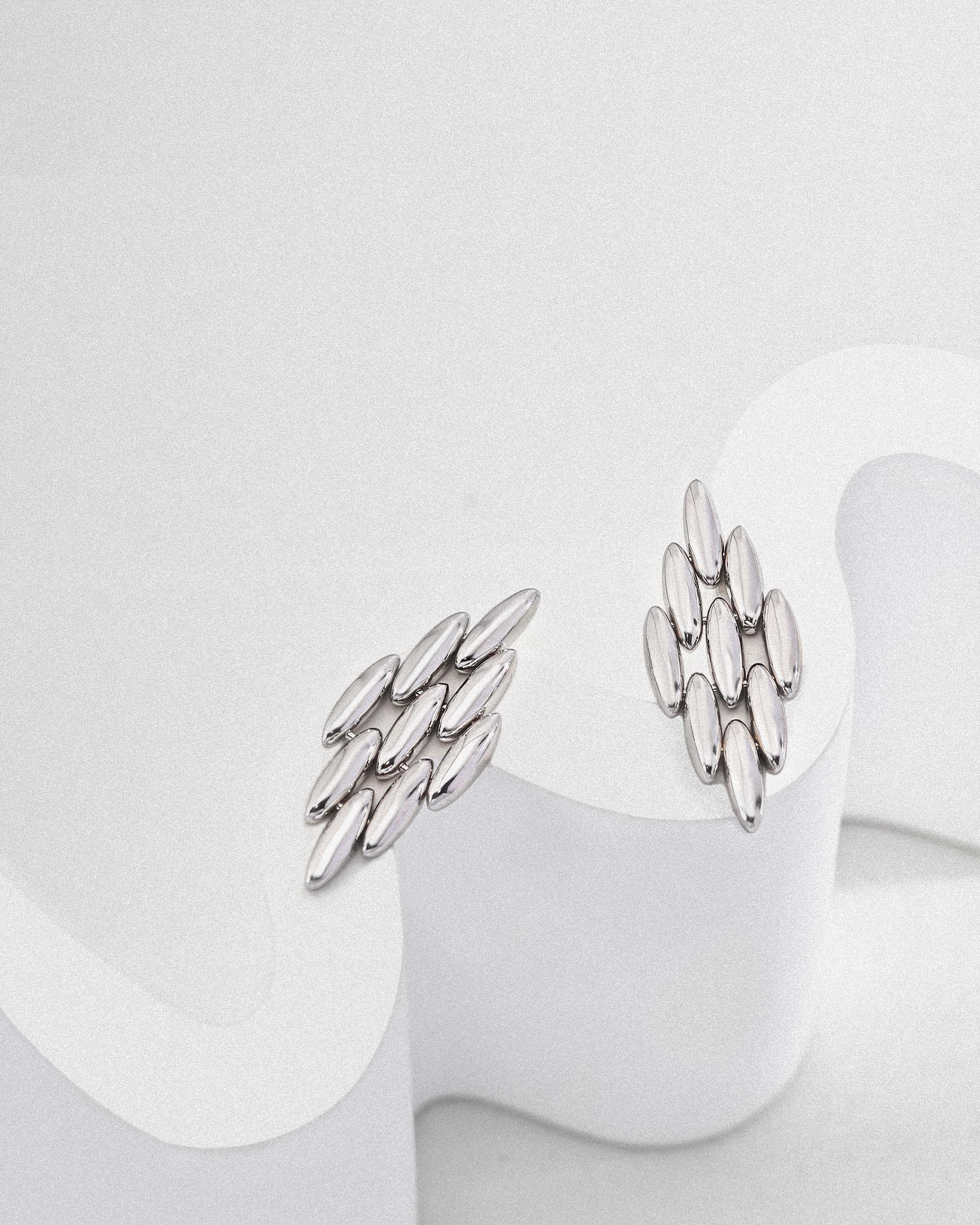 frere-beads-of-rice-chain-earrings-silver