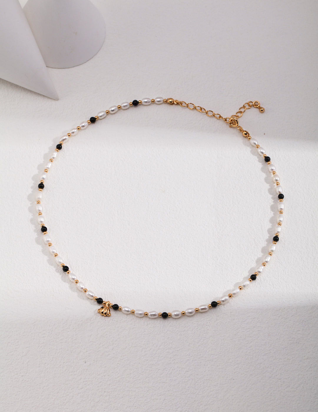 Charlotte Onyx Pearls Necklace - Gold