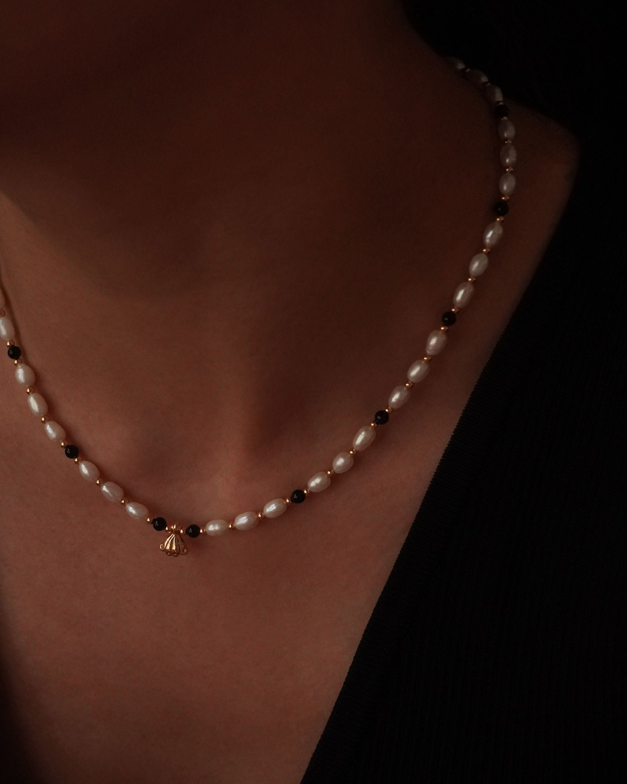 Charlotte Onyx Pearls Necklace - Gold