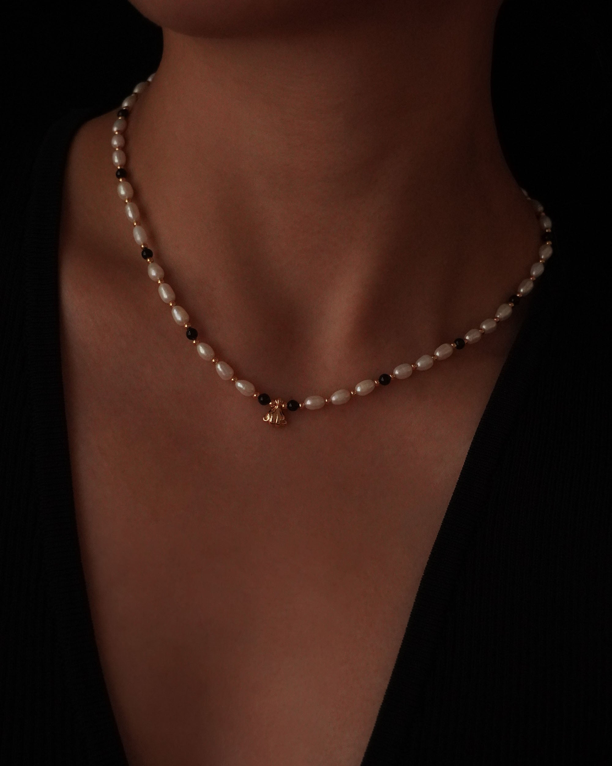 Charlotte Onyx Pearls Necklace - Gold