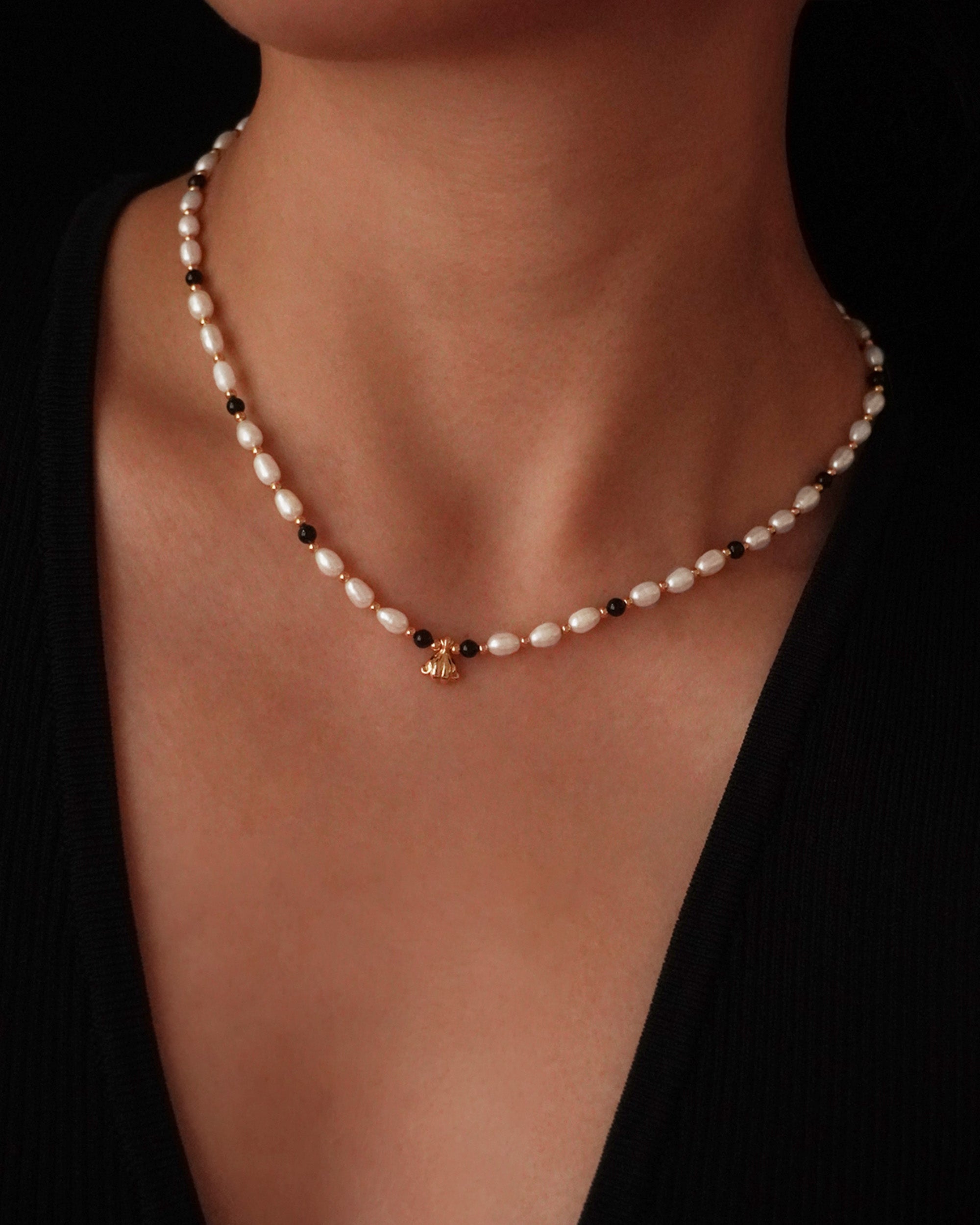 Charlotte Onyx Pearls Necklace - Gold