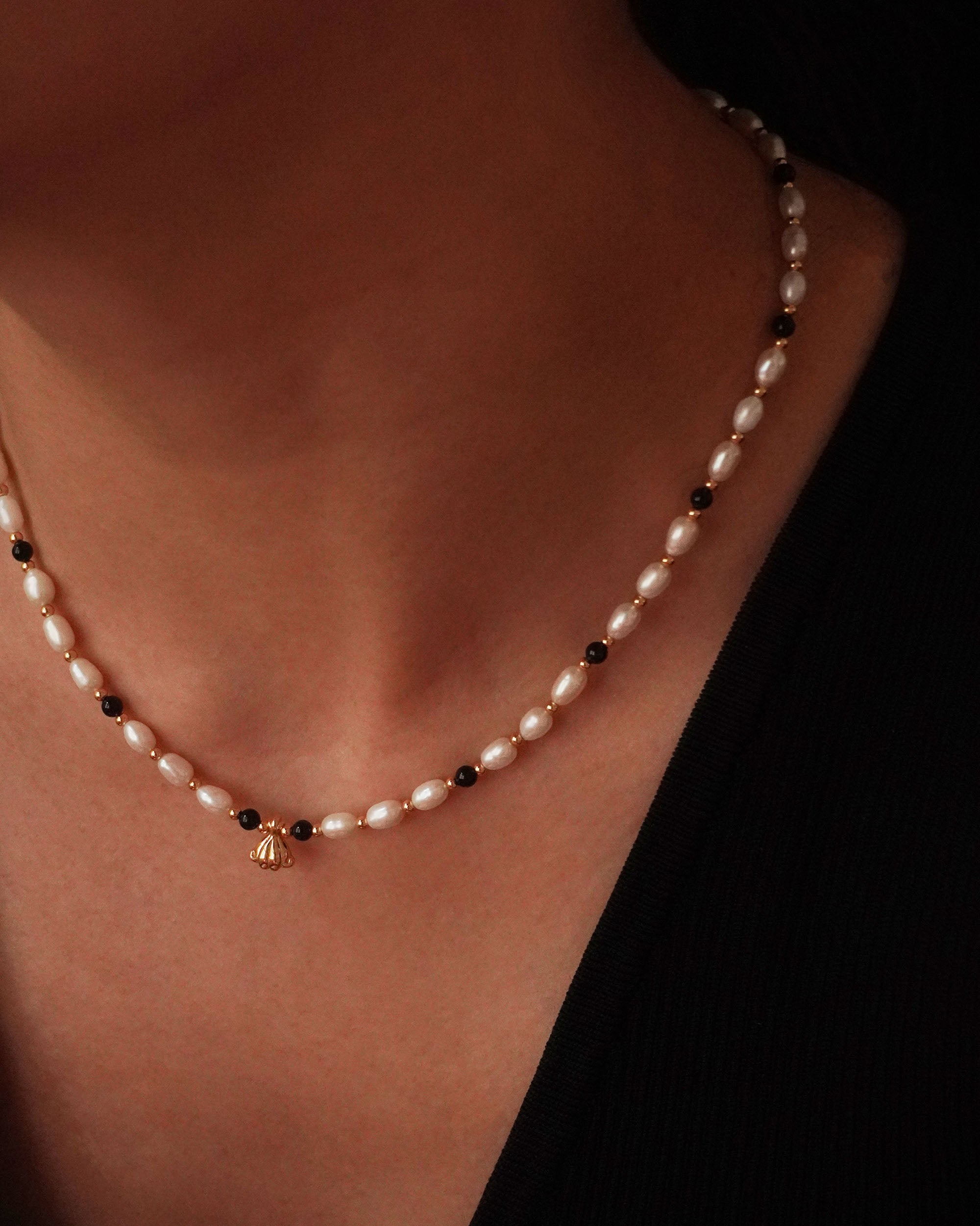 Charlotte Onyx Pearls Necklace - Gold