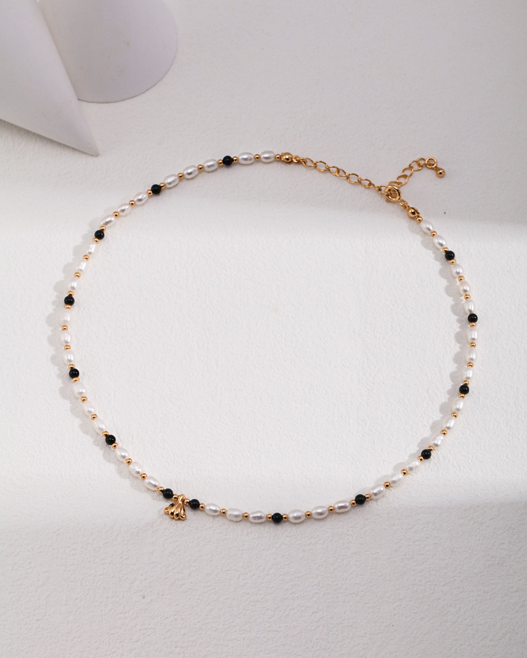 Charlotte Onyx Pearls Necklace - Gold