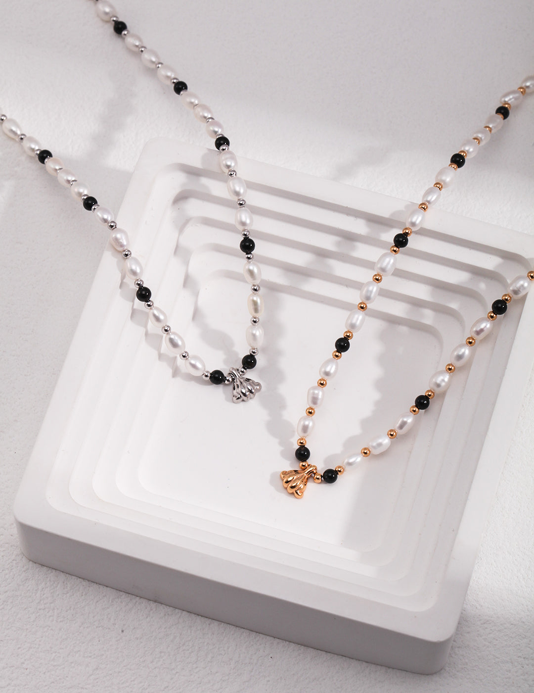 Charlotte Onyx Pearls Necklace - Gold